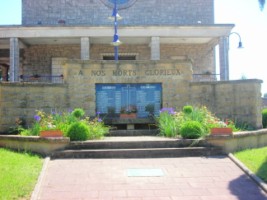 Le monument aux morts de la commune se situe sur la place du village, au pied de l'église Saint-Donat.