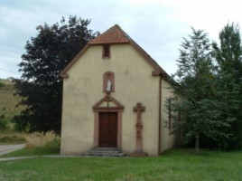 La chapelle de pélerinage Sainte-Anne se situe à quelques dizaines de mètres du village de Guiderkirch et de l'église Saint-Maurice (photographie de la communauté de paroisses de Rohrbach).