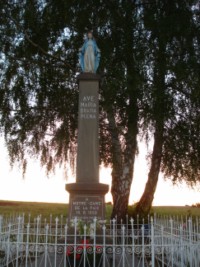 Dans la rue Notre-Dame, une colonne est érigée pour le 15 août 1950 et porte sur son socle une statue de la Sainte Vierge.