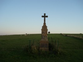 Une croix de chemin est érigée en 1906 en bordure de la rue Notre-Dame.