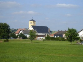 L'église Saint-Maurice domine les maisons du hameau de Guiderkirch.