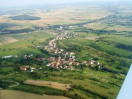 Le village d'Erching au premier plan et, derrière, le hameau de Guiderkirch et l'église Saint-Maurice.