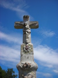 Deux têtes d'angelots ailées sont représentées au sommet du croisillon de la croix de la rue de la fontaine, à Hottviller. Trois autres têtes apparaissent au sommet du fût-stèle.