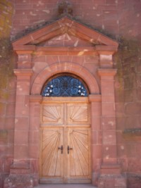 Le portail de l'église de Hottviller.