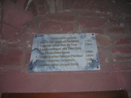 Une plaque rappelle les événements marquants de la vie de la paroisse.