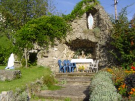 Une réplique de la grotte de Lourdes est érigée en bordure de la rue de Bitche (photographie de Jean-Louis Graglia).