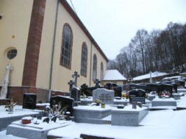 Le cimetière entoure encore l'église paroissiale Saint-Laurent de Lengelsheim.