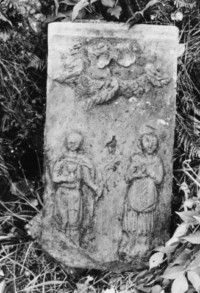 Une tombe ancienne du XIXe siècle représente sainte Barbe, un saint diacre et des têtes d'angelots ailées (photographie du service régional de l'inventaire de Lorraine).