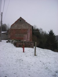 Le calvaire se situe en face de la grotte de Lourdes, en bordure de la rue de la grotte : il domine le village depuis les hauteurs.