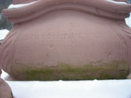 Une inscription en allemand figure à la base du fût.
