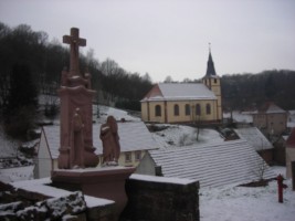 Le saint diacre apparaît sur un calvaire érigé en face de la grotte de Lourdes du village de Lengelsheim, d'où l'on bénéficie d'une très belle vue sur le village et l'église Saint-Laurent.