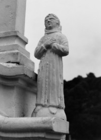 Une statuette de saint Antoine de Padoue se situe à droite du croisillon (photographie du service régional de l'inventaire de Lorraine).