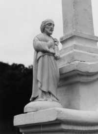 Une statuette de saint Joseph, sculptée en ronde-bosse, est visible sur le calvaire situé près de la grotte de Lourdes, à Lengelsheim (photographie du service régional de l'inventaire de Lorraine).
