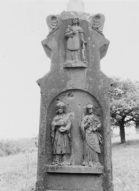 Saint Laurent est représenté au sommet du fût d'une croix de chemin, située en bordure du chemin du Bersiederhof à Lengelsheim (photographie du service régional de l'inventaire de Lorraine).