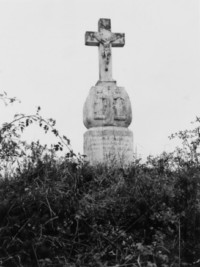 La croix est érigée en 1828 (photographie du service régional de l'inventaire de Lorraine).
