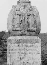 Saint Jean et sainte Catherine sont représentés sur le fût-stèle (photographie du service régional de l'inventaire de Lorraine).