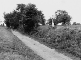 La seconde croix se situe à un kilomètre au Sud du village, sur le même chemin (photographie du service régional de l'inventaire de Lorraine).