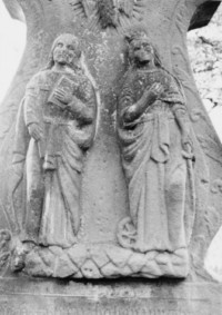 Le fût représente saint Jean et sainte Catherine (photographie du service régional de l'inventaire de Lorraine).