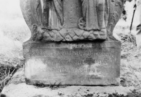 Une inscription figure à la base du fût et précise les conditions d'érection de la croix (photographie du service régional de l'inventaire de Lorraine).