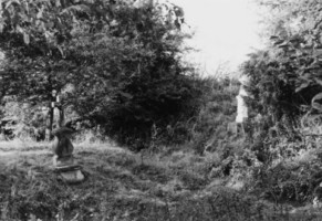 Les deux croix se situe au lieu-dit " Am Bitscherweg ", l'une en face de l'autre (photographie du service régional de l'inventaire de Lorraine).