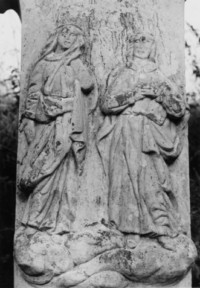 Le fût représente la Très Sainte Vierge et saint Jean (photographie du service régional de l'inventaire de Lorraine).