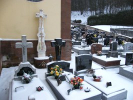 Une croix est élevée dans le cimetière, contre le mur de l'église, à droite de l'entrée.