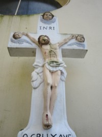 Trois têtes d'angelots ailées occupent les trois extrémités du croisillon de la croix de cimetière de Lengelsheim.