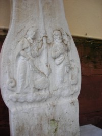Le fût représente saint Pierre et sainte Marguerite.