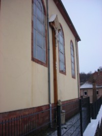 La troisième croix est adossée à la façade Nord de l'église.