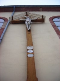 Une croix en bois complète l'ancien socle en grès.
