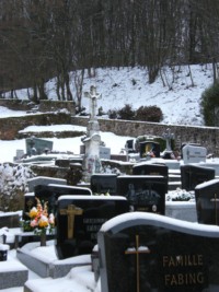 Une partie du cimetière et une croix, datant de 1797.