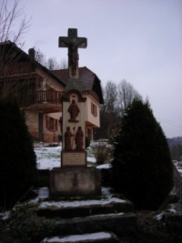 La croix est érigée en 1854 à la sortie du village, vers Breidenbach.