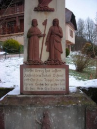Saint Jacques et sainte Christine, les saints patrons des commenditaitres, sont représentés sur la croix de la rue principale de Lengelsheim.