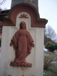 L'Immaculée Conception de la Très Sainte Vierge occupe le registre supérieur du fût.