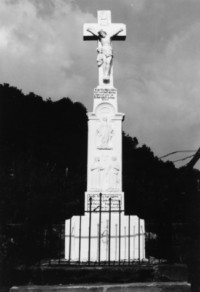 La croix était située dans un enclos en fer forgé, qui a malheureusement disparu depuis les années 1980 (photographie du service régional de l'inventaire de Lorraine).