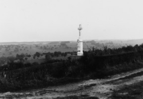 La croix est située au lieu-dit " À la Croix Rouge " (photographie du service régional de l'inventaire de Lorraine).