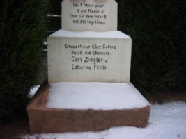 Plusieurs inscriptions en allemand figurent au pied du fût et sur le socle.