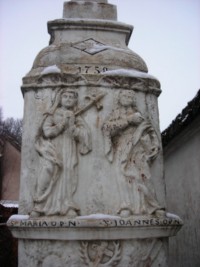 Notre-Dame des Sept-Douleurs et saint Jean sont représentés sur le registre supérieur du fût.