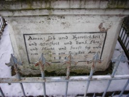Une oraison en allemand est inscrite sur la face du socle, qui est restuaré en 1864 - date portée.