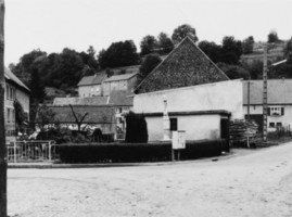 La croix se situe en bordure du Bittenbach (photographie du service régional de l'inventaire de Lorraine).