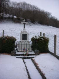 Une croix en granit poli est érigée au bord de la rue principale, vraisemblablement durant la première moitié du XXe siècle.