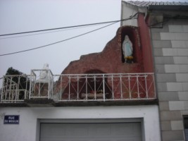 Au centre du village, une réplique de la grotte de Massabielle est érigée sur une terrasse.