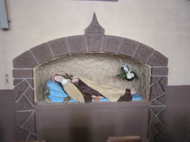 Une niche présentant un gisant de sainte Thérèse de Lisieux est aménagée dans le mur Nord de l'église.