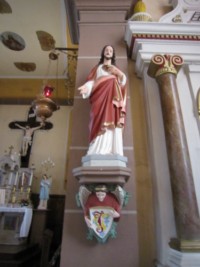 Une statue du Sacré-Cœur de Jésus est située à droite de l'arc du chœur de l'église de Lengelsheim.