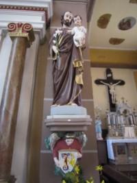 Une statue de saint Joseph est située à gauche de l'arc du chœur.