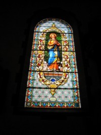 Un vitrail représente l'Immaculée Conception de la Sainte Vierge.