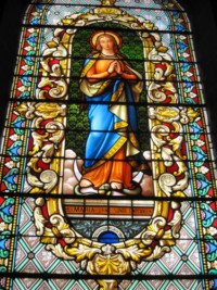 Un vitrail de l'église de Lengelsheim représente l'Immaculée Conception de la Sainte Vierge.