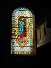 Un vitrail représente saint Jacques le majeur.