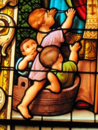 Le miracle des trois enfants, sauvés du saloir du boucher, est représenté aux pieds de saint Nicolas.