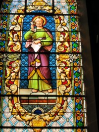 Un vitrail représente saint Pierre.
